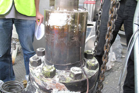 Control valve in a solar-thermal power plant with leaked molten salt