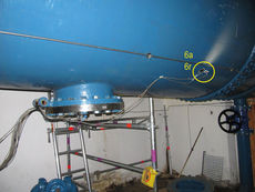 Anbringung der Dehnmessstreifen an der äußeren Oberfläche der Verteilrohrleitung zur Messung der Auswirkungen des hydraulischen Kurzschlusses im Pumpspeicherkraftwerk (PSP)